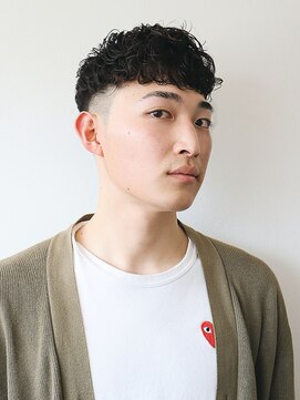 サンディーズバーバーショップ(Sandees) フェードスペインカール刈り上げ短髪パーマ