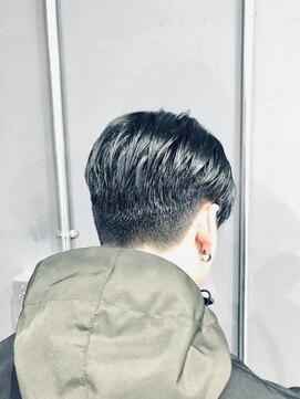 ベシドゥーズ(Besixdouze) センターパート前下がりショート