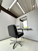 ゆったりとした全席半個室カットブースが人気