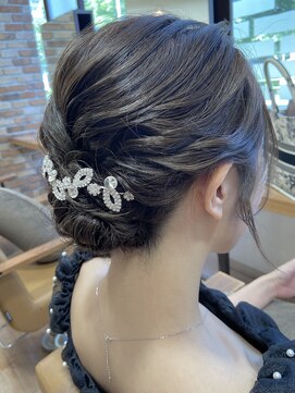 ヴィサージュクルー(VISAGE crew) コンパクトなシニヨンセットデザイン！