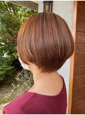 丸みシルエットのショートヘア