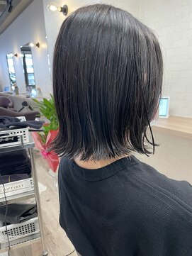 コワファーストナガサキシャンプーボーイ(COIFF1RST NAGASAKI SHAMPOO BOY) 暗髪ぱつっとボブ　切りっぱなしミディアム