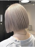 ミルクティーベージュの切りっぱなしボブ