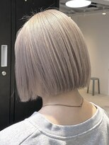 ミルクティーベージュの切りっぱなしボブ