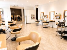 Hair studio CLiC茂原店の雰囲気（ナチュラルを基調とした落ち着いて広々とした空間です）