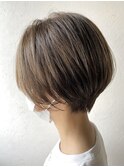 オリーブブラウンのショートスタイル