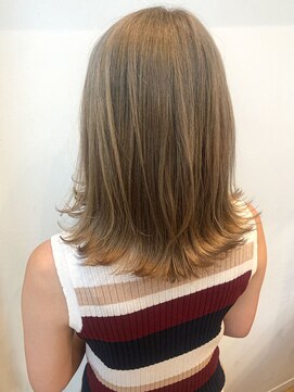 ヴィヴィ(VIVIE) ケアブリーチホワイティベージュ小顔切りっぱなしロブグレージュ