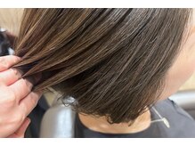 白髪を自然にぼかす上品な細めハイライト施術