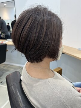 セラ(SERA) 大人可愛い前下がりショートボブ×ハイライト