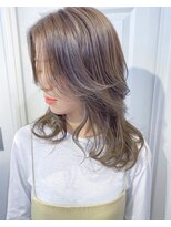 ヴォイス(VOICE)&nbsp;ハイライトで透明感ブルージュカラー。横顔美人レイヤースタイル