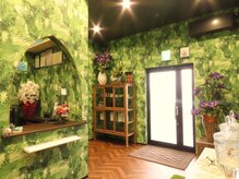 ヒール スパジオ(HEAL SPAZIO)の雰囲気（扉を開けると、まるで森の中にいるような開放感を感じられる店内）