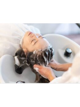 頭皮をしっかりとほぐし、栄養を与えるスパでリラックスとケアを同時に叶えます＊癒しのひと時を。