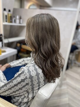 キラーナセンダイ(KiRANA SENDAI) 白髪ぼかしハイライト×グレージュロング