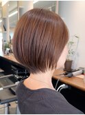 横浜西口白髪染めショートヘアタッセルボブミルクティーベージュ