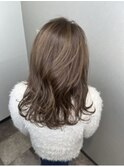 オリーブベージュ×巻き髪ロング