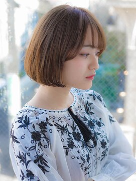 ルティア(Lutia) 切りっぱなしボブ　　ベージュカラー