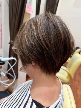 美容室ヒラトヤ 都南店 大人かわいい束感ショート×白髪ぼかしハイライト40代50代60代