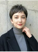 セシルカットで魅せる、アッシュグレーの白髪ぼかしショート