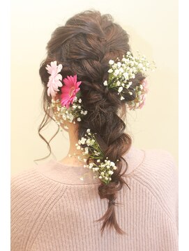 エメールヘア(aimere hair) ピンクガーベラとカスミソウの卒業式ヘアセット