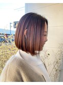 栗色カラーの中性ストレートボブ