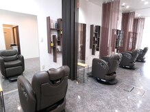 アイディーオージャパン(i.d.o japan)の雰囲気（移動式シャンプー台完備。足が不自由なお客様も心地よいスパを♪）