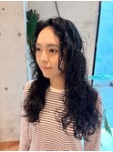 ロング強めスパイラルパーマ暗めカラーウェーブヘアハードパーマ
