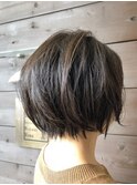 軽さを出した前下がりボブ