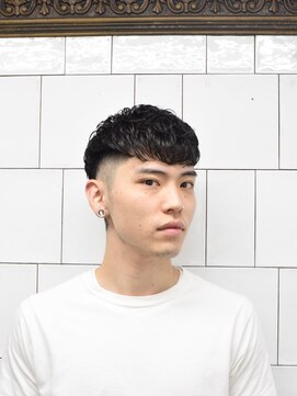 メリケンバーバーショップ コウベ(MERICAN BARBERSHOP KOBE) ニュアンスダウンワンカールクロップ風パーマ