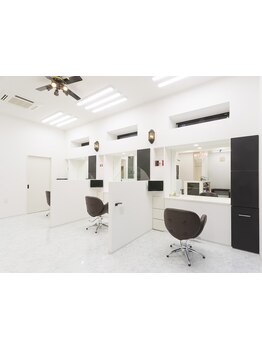 落ち着いた雰囲気の空間で日頃の疲れをホッと一息。上質空間で癒しのサロンタイムを…。