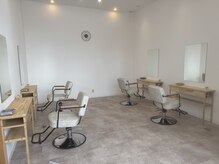 シア(Cia)の雰囲気（白を基調とした落ち着きのある店内）