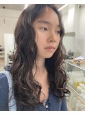 透明感ダーク系カラー・大きめカールのやわらかウェーブ