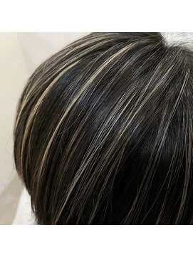 美容師 久保浦 実はこのハイライト、2ヶ月前に入れたもの