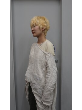 ヴァーディ オモテサンドウ(Vardy omotesando) blonde/ブリーチ ハイトーンショート 金髪 抜きっぱなし