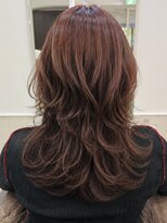 オフ(off) 光で映えるレッドカラー×抜け感レイヤーカット