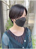 センターパートレディースショート黒髪スタイルツヤ髪スタイル