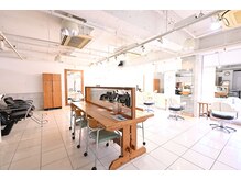 マアム ジー 明大前店(ma'am Zee)の雰囲気（白色を基調とした、光が入り込む清潔感のある広いフロア♪ ）