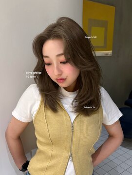 ローエ バイ デコ(Rohe by DECO) -Saki-ブリーチして透明感オリーブグレージュ/レイヤーカット