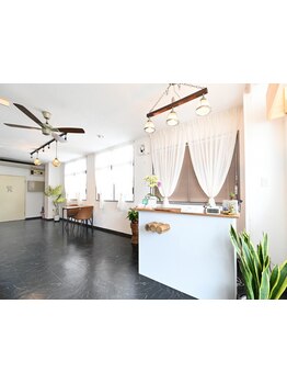 一人のスタイリストが最後まであなたに寄り添い、丁寧なカウンセリングと施術で、特別な時間をご提供。