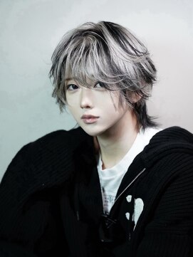 シン(syn) ホワイト×ブラックデザインカラー ×中性ウルフ