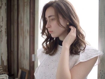 アトリエMAI 北千住の写真/【脱・白髪染め！】人気の白髪ぼかしハイライトやリタッチでナチュラルかつ艶のある透明感カラーをお届け◎
