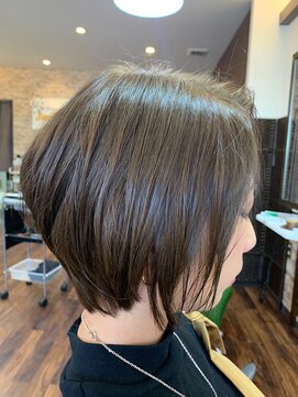 カットハウスジャックポット(Cut House Jackpot) おしゃれ派女子の憧れグロッシーな質感のハンサムショート