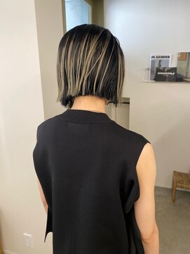 トナリ(tonari) 根元が伸びても気にならないルーツカラー