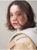 カーキグレージュ　ボブ　大人かわいい　フェザーバング