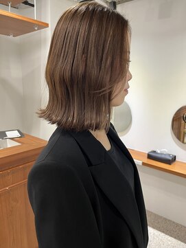 カリネバイフィエル(CALINER by Fier) 西梅田駅 / 髪質改善　ほんのり暖色ベージュにくびれボブ