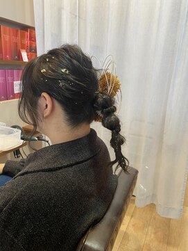 ダム(DaM) 成人式ヘア　変形ポニー