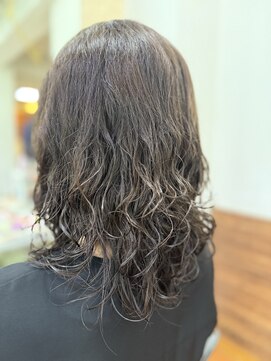 アークスヘアー 20代30代40代くせ毛風パーマミルクティアッシュ透明感小顔