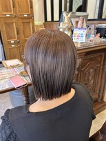 ハグヴィアン(HUG BIEN)&nbsp;切りっぱなしボブ。白髪ぼかしハイライト