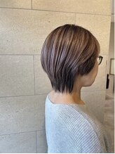 白髪を隠さず、活かす新しいカラーリングで透明感のある仕上がりを実現★