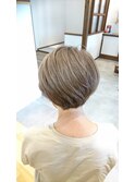 透明感あるグレージュカラーがポイントのショートボブヘア