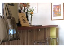 ヒントステーション(HINTSTATION)の雰囲気（温かい時間が流れるCOFFEE STANDも併設。施術中にオーダー可能◎）